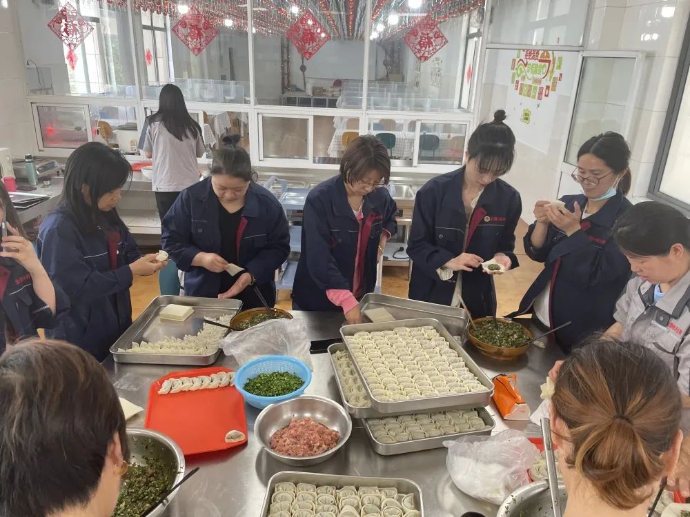 今朝立夏至，何處不啼鷹。